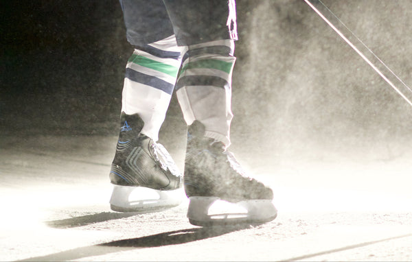 A single Men's American Ice hockey skate , Ice Force 2.0 hockey skate with black color, white laces